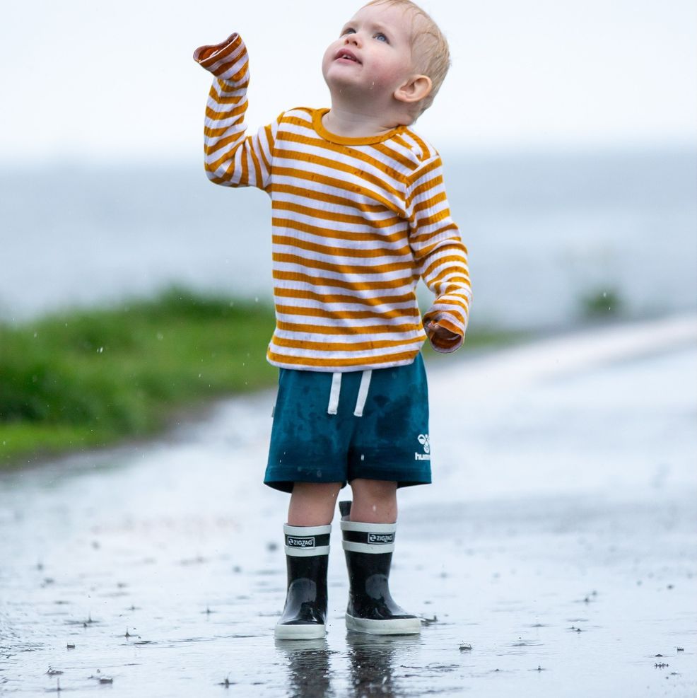 dreng i regnvejr - bedste børnefotograf - Hoppesphoto