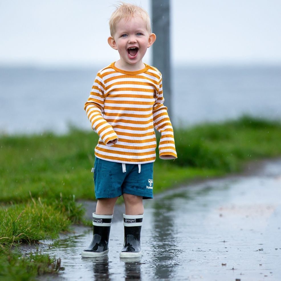 dreng leger i regnen - fotograf Hoppesphoto